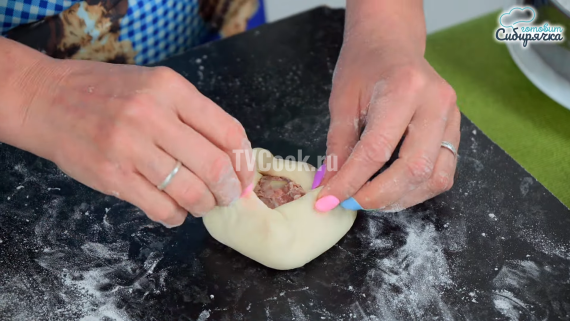 Беляши с мясной начинкой из теста на кефире Беляши с мясной начинкой из теста на кефире