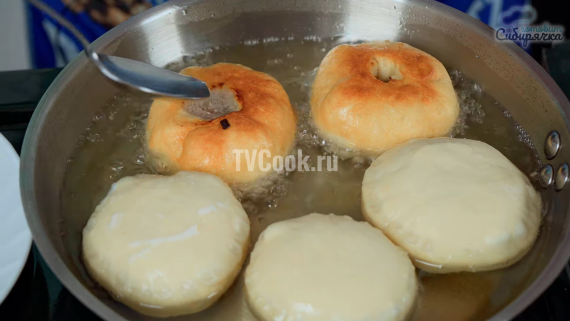 Беляши с мясной начинкой из теста на кефире Беляши с мясной начинкой из теста на кефире