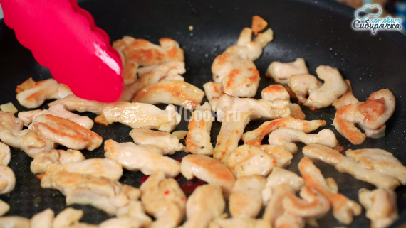 Салат Цезарь с обжаренной курицей праздничный Салат Цезарь с обжаренной курицей праздничный