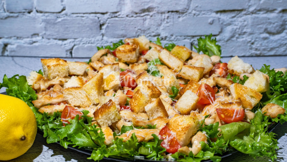 Салат Цезарь с обжаренной курицей праздничный Салат Цезарь с обжаренной курицей праздничный