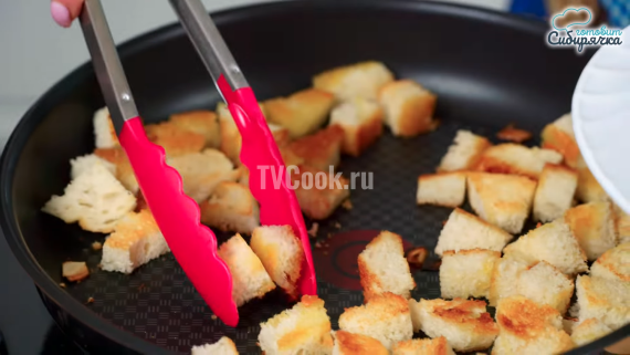 Салат Цезарь с обжаренной курицей праздничный Салат Цезарь с обжаренной курицей праздничный