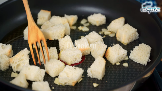 Салат Цезарь с обжаренной курицей праздничный Салат Цезарь с обжаренной курицей праздничный