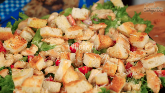 Салат Цезарь с обжаренной курицей праздничный Салат Цезарь с обжаренной курицей праздничный
