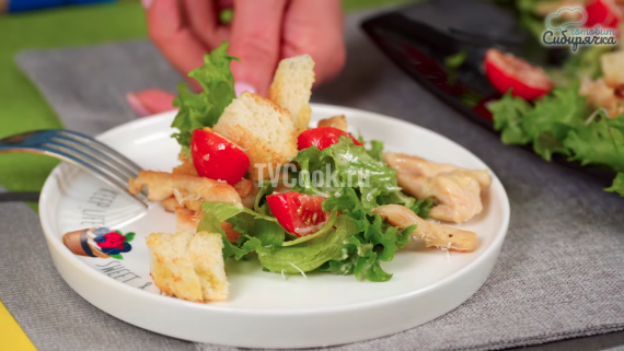 Салат Цезарь с обжаренной курицей праздничный Салат Цезарь с обжаренной курицей праздничный