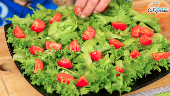 Салат Цезарь с обжаренной курицей праздничный Салат Цезарь с обжаренной курицей праздничный