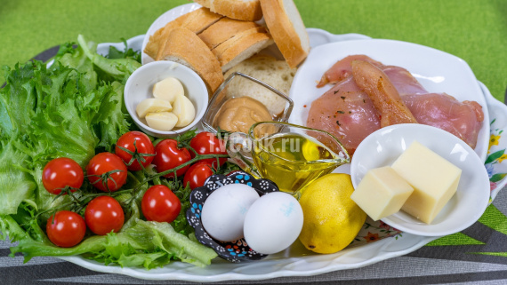 Салат Цезарь с обжаренной курицей праздничный Салат Цезарь с обжаренной курицей праздничный