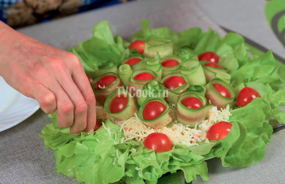 Салат с тунцом и овощами с яйцом Салат с тунцом и овощами с яйцом