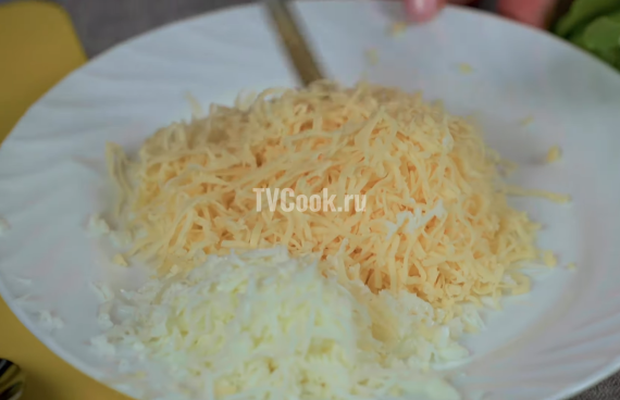 Салат с тунцом и овощами с яйцом Салат с тунцом и овощами с яйцом