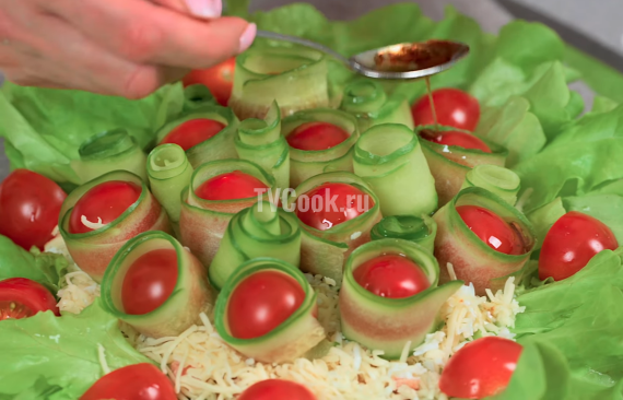 Салат с тунцом и овощами с яйцом Салат с тунцом и овощами с яйцом