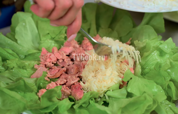 Салат с тунцом и овощами с яйцом Салат с тунцом и овощами с яйцом