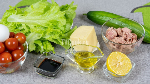 Салат с тунцом и овощами с яйцом Салат с тунцом и овощами с яйцом