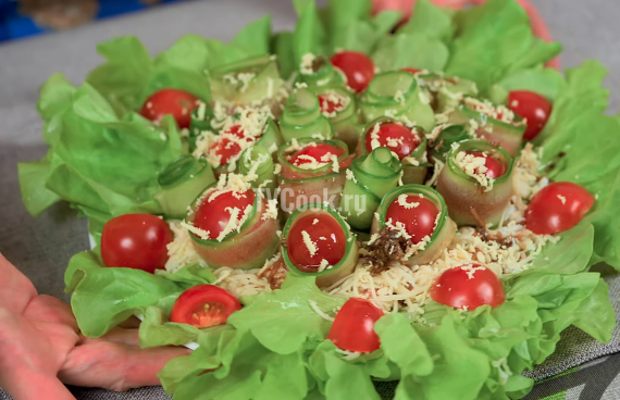 Салат с тунцом и овощами с яйцом Салат с тунцом и овощами с яйцом