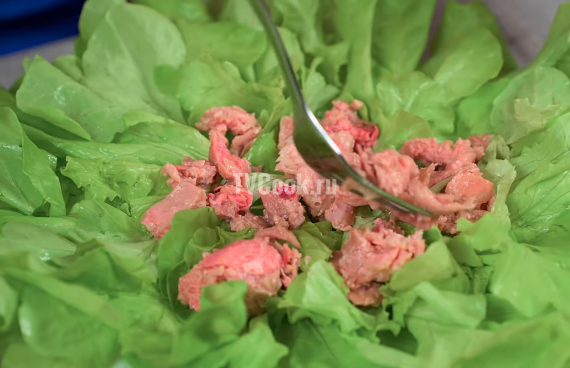 Салат с тунцом и овощами с яйцом Салат с тунцом и овощами с яйцом