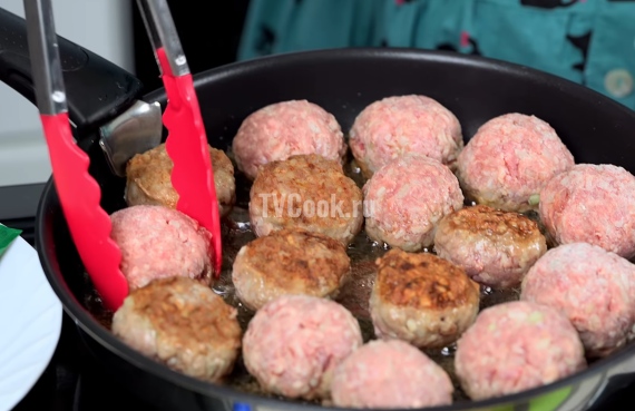 Мясные фрикадельки с рисом в пикантном соусе Мясные фрикадельки с рисом в пикантном соусе