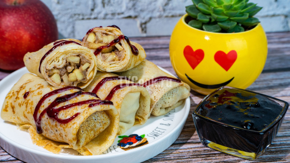 Блины на кефире с яблоками и корицей Блины на кефире с яблоками и корицей