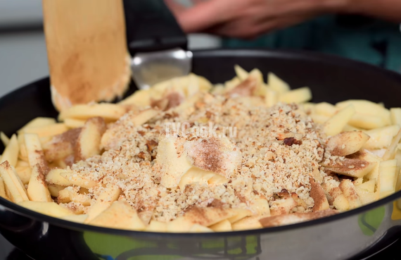 Блины на кефире с яблоками и корицей Блины на кефире с яблоками и корицей