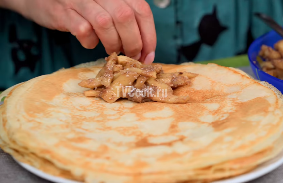 Блины на кефире с яблоками и корицей Блины на кефире с яблоками и корицей