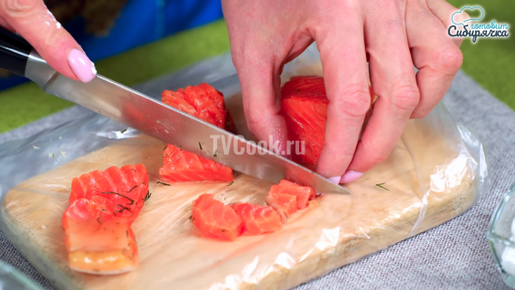 Закуска из творога с сыром и красной рыбой на праздник Закуска из творога с сыром и красной рыбой на праздник
