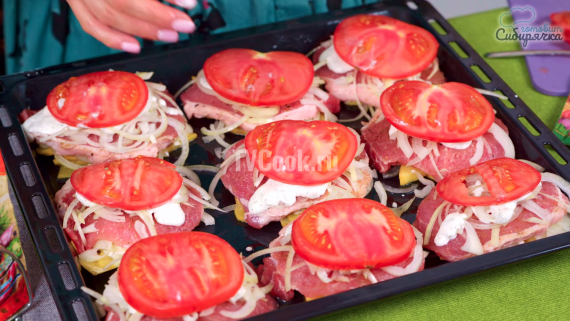 Мясо свинины по французски с помидорами в духовке Мясо свинины по французски с помидорами в духовке