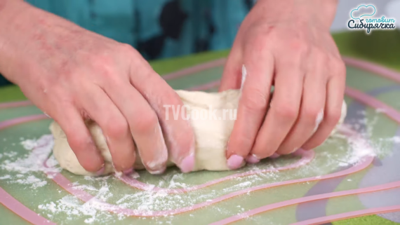 Мини-пицца с колбасой и помидорами с сыром в микроволновке Мини-пицца с колбасой и помидорами с сыром в микроволновке