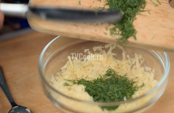Куриные котлеты с сыром и зеленью на сковороде Куриные котлеты с сыром и зеленью на сковороде