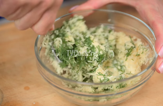 Куриные котлеты с сыром и зеленью на сковороде Куриные котлеты с сыром и зеленью на сковороде