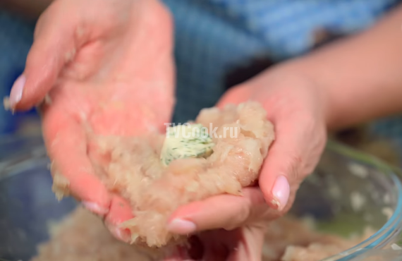 Куриные котлеты с сыром и зеленью на сковороде Куриные котлеты с сыром и зеленью на сковороде