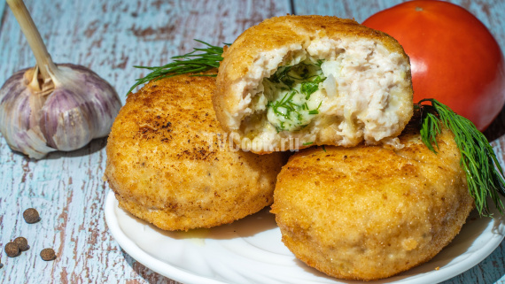 Куриные котлеты с сыром и зеленью на сковороде Куриные котлеты с сыром и зеленью на сковороде