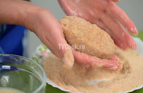 Куриные котлеты с сыром и зеленью на сковороде Куриные котлеты с сыром и зеленью на сковороде