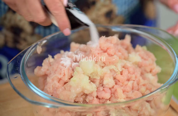 Куриные котлеты с сыром и зеленью на сковороде Куриные котлеты с сыром и зеленью на сковороде