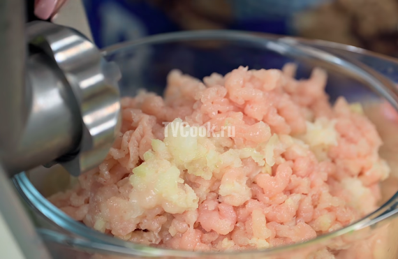 Куриные котлеты с сыром и зеленью на сковороде Куриные котлеты с сыром и зеленью на сковороде