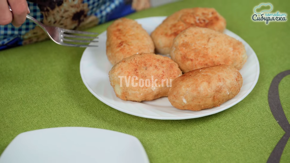 Куриные котлеты с сыром и зеленью на сковороде Куриные котлеты с сыром и зеленью на сковороде