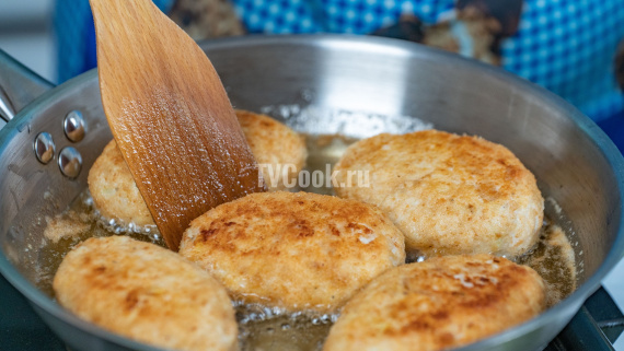 Куриные котлеты с сыром и зеленью на сковороде Куриные котлеты с сыром и зеленью на сковороде