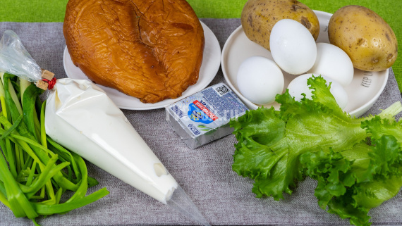 Салат Невеста с копченой курицей и картошкой Салат Невеста с копченой курицей и картошкой