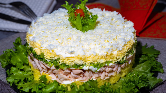 Салат Невеста с копченой курицей и картошкой Салат Невеста с копченой курицей и картошкой