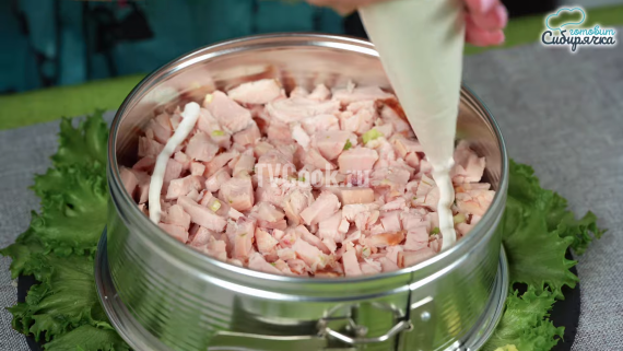 Салат Невеста с копченой курицей и картошкой Салат Невеста с копченой курицей и картошкой