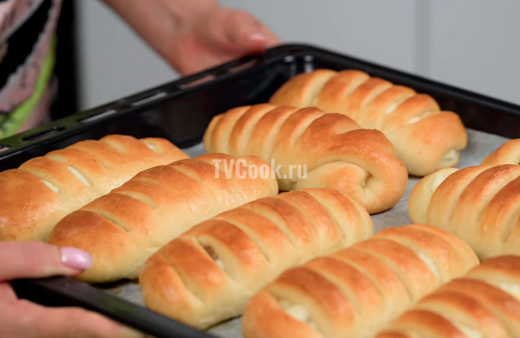 Булочки с творогом и изюмом из дрожжевого теста Булочки с творогом и изюмом из дрожжевого теста