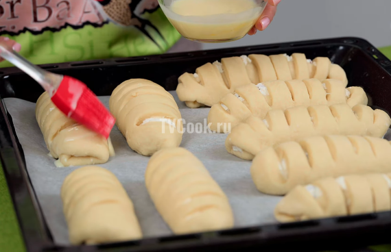 Булочки с творогом и изюмом из дрожжевого теста Булочки с творогом и изюмом из дрожжевого теста