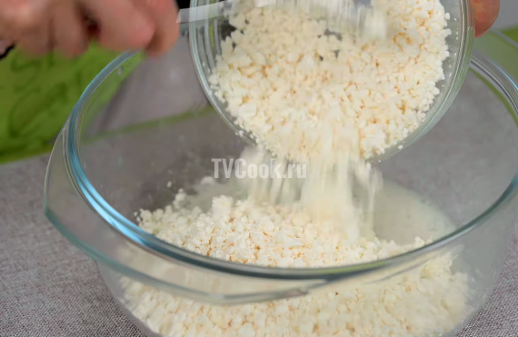 Булочки с творогом и изюмом из дрожжевого теста Булочки с творогом и изюмом из дрожжевого теста