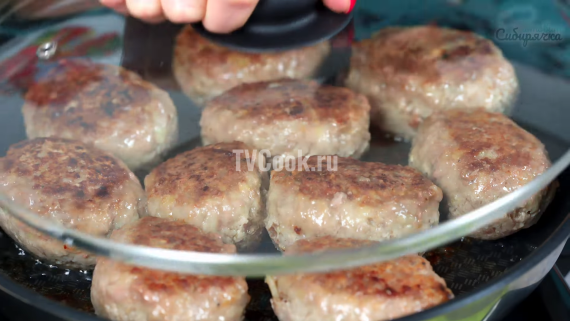 Котлеты с картошкой и фаршем на сковороде Котлеты с картошкой и фаршем на сковороде