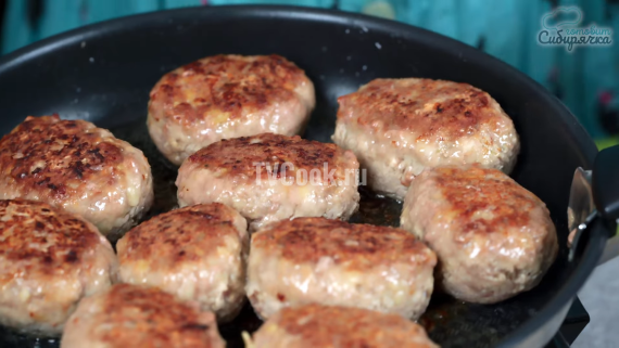 Котлеты с картошкой и фаршем на сковороде Котлеты с картошкой и фаршем на сковороде