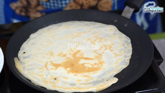 Блины на кефире с творогом и изюмом Блины на кефире с творогом и изюмом