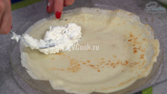 Блины на кефире с творогом и изюмом Блины на кефире с творогом и изюмом