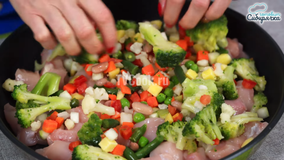Куриная грудка запеченная с овощной смесью и сыром Куриная грудка запеченная с овощной смесью и сыром