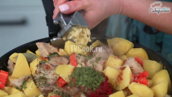 Мясное жаркое с картофелем и специями по-сибирски Мясное жаркое с картофелем и специями по-сибирски