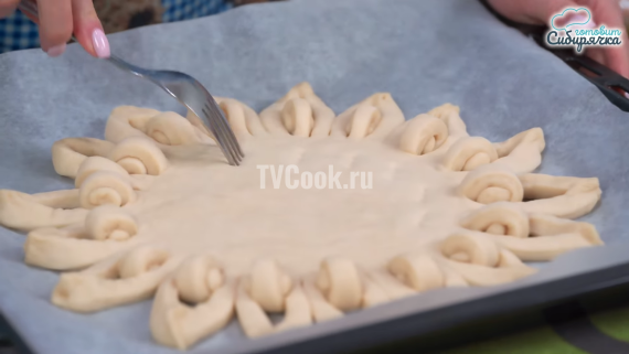 Творожный дрожжевой пирог со сливовым джемом Творожный дрожжевой пирог со сливовым джемом
