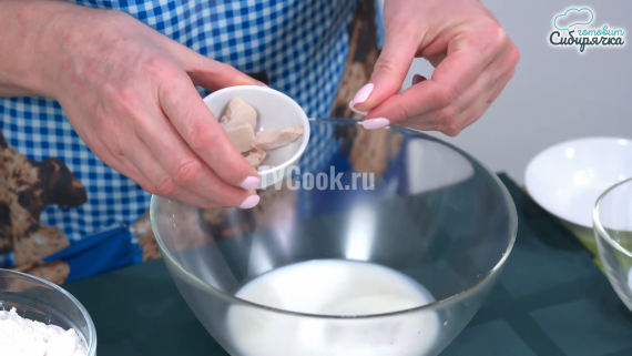 Творожный дрожжевой пирог со сливовым джемом Творожный дрожжевой пирог со сливовым джемом