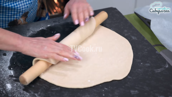 Творожный дрожжевой пирог со сливовым джемом Творожный дрожжевой пирог со сливовым джемом