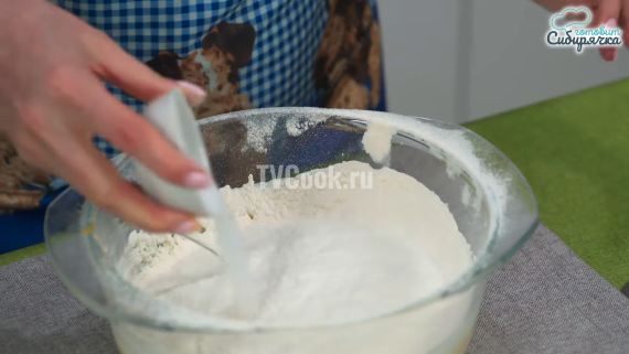 Шоколадные дрожжевые пончики с посыпкой Шоколадные дрожжевые пончики с посыпкой