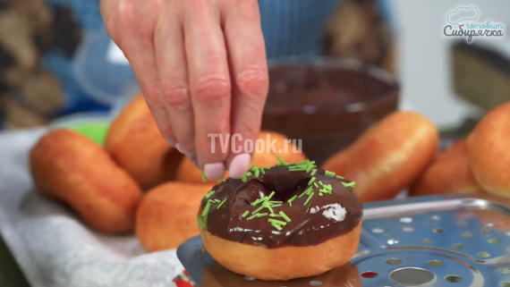 Шоколадные дрожжевые пончики с посыпкой Шоколадные дрожжевые пончики с посыпкой